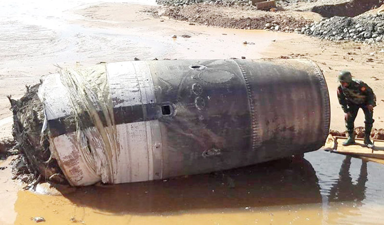 Un mystérieux cylindre de métal tombe du ciel près d'un village birman