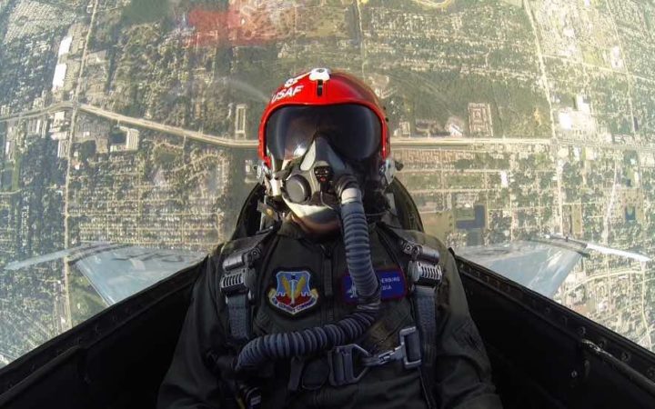 Inconscient, ce pilote de F-16 ne doit sa vie qu'à son correcteur de trajectoire