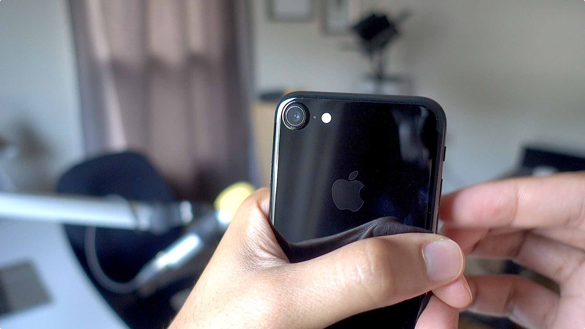 iPhone 7 : hyper fragile, la finition « noir de jais » garde aussi les traces de doigts