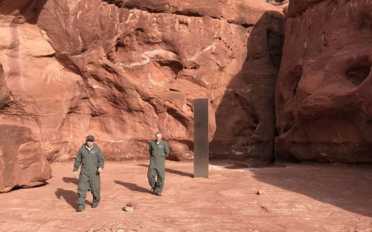 Un étrange monolithe découvert dans un désert