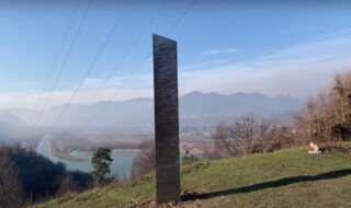 Un nouveau monolithe découvert en Roumanie