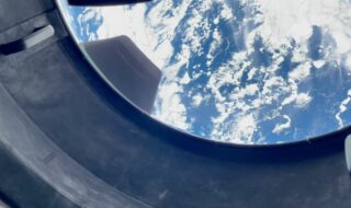 SpaceX : ébahi, l’équipage d’Inspiration4 découvre la Terre depuis le hublot de Crew Dragon (vidéo)