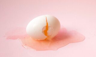 TikTok : pourquoi le défi d’écaler un œuf cru est-il aussi populaire ? Un psychiatre donne la réponse