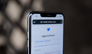Le PDG de Twitter écarte les cadres supérieurs et gèle les embauches