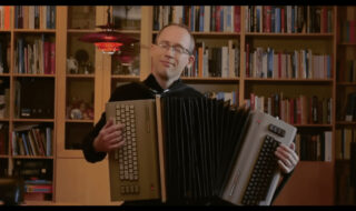 Ce génie a créé un accordéon rétrofuturiste à base de Commodore 64 et de disquettes