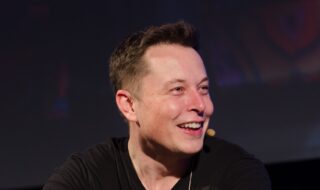 Elon Musk diffuse illégalement un livestream au volant de sa Tesla, le milliardaire ne sera pas poursuivi par la justice