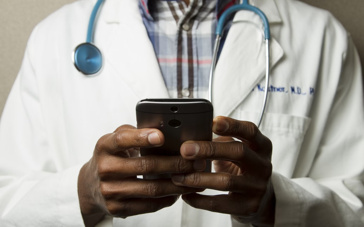 Médecin utilisant un smartphone