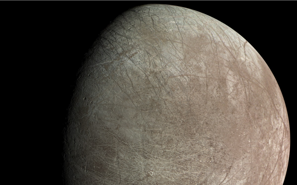 Europe : l’hypothèse d’un océan souterrain sous la lune glacée de Jupiter se confirme