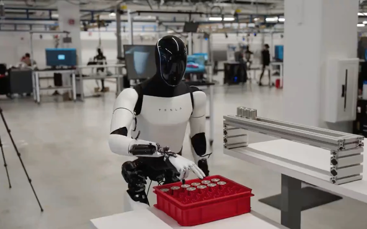 Elon Musk veut faire travailler “des milliers” de robots humanoïdes dans ses usines Tesla