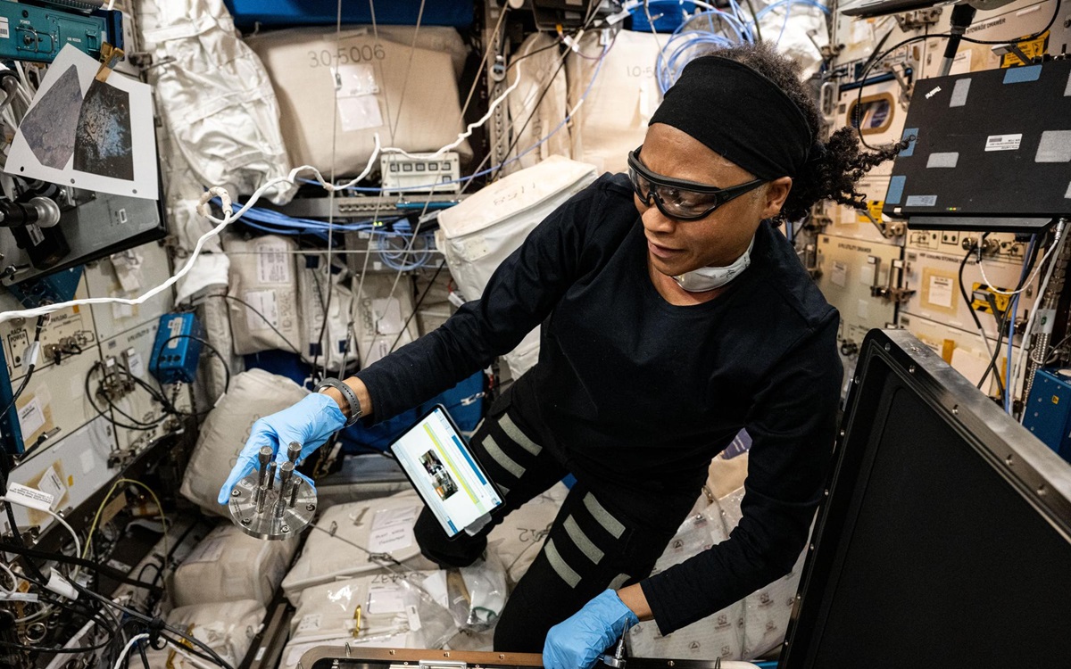 ISS : des astronautes impriment leur toute première pièce métallique en 3D à bord de la station spatiale