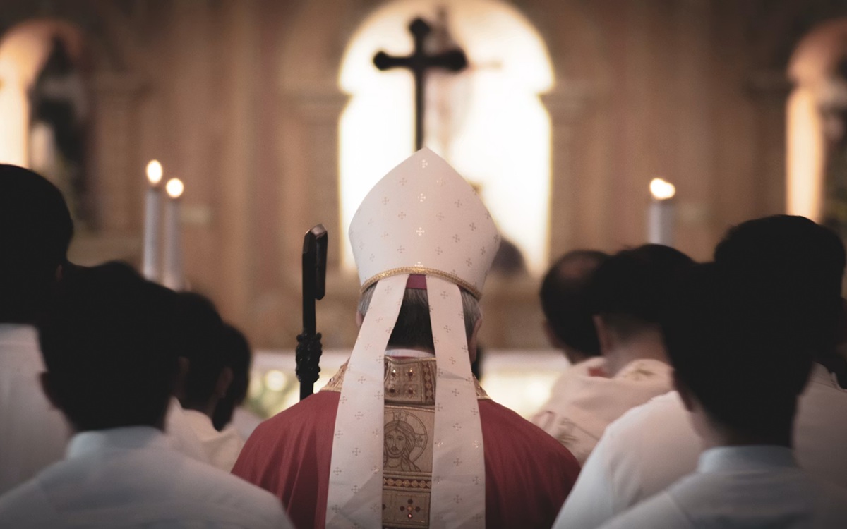 Le Pape appelle à s’inquiéter de l’évolution de l’IA et veut la « désarmer »