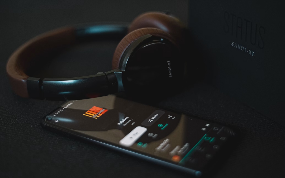 Deezer se démarque de Spotify : la plateforme va vous aider à détecter les musiques générées par l’IA