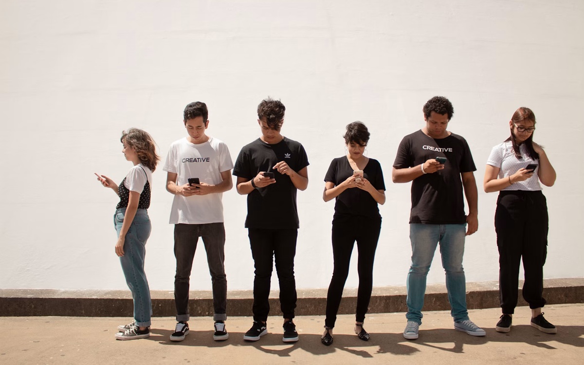 Mineurs utilisant leurs smartphones