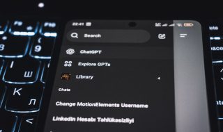 ChatGPT va afficher encore plus de publicités, OpenAI passe à la vitesse supérieure
