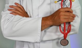 Les médecins bientôt dépassés par l’IA ? Microsoft publie des résultats étonnants